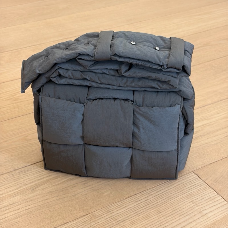 Bottega Veneta Padded Tech Cassette Small 灰色肩背包-5