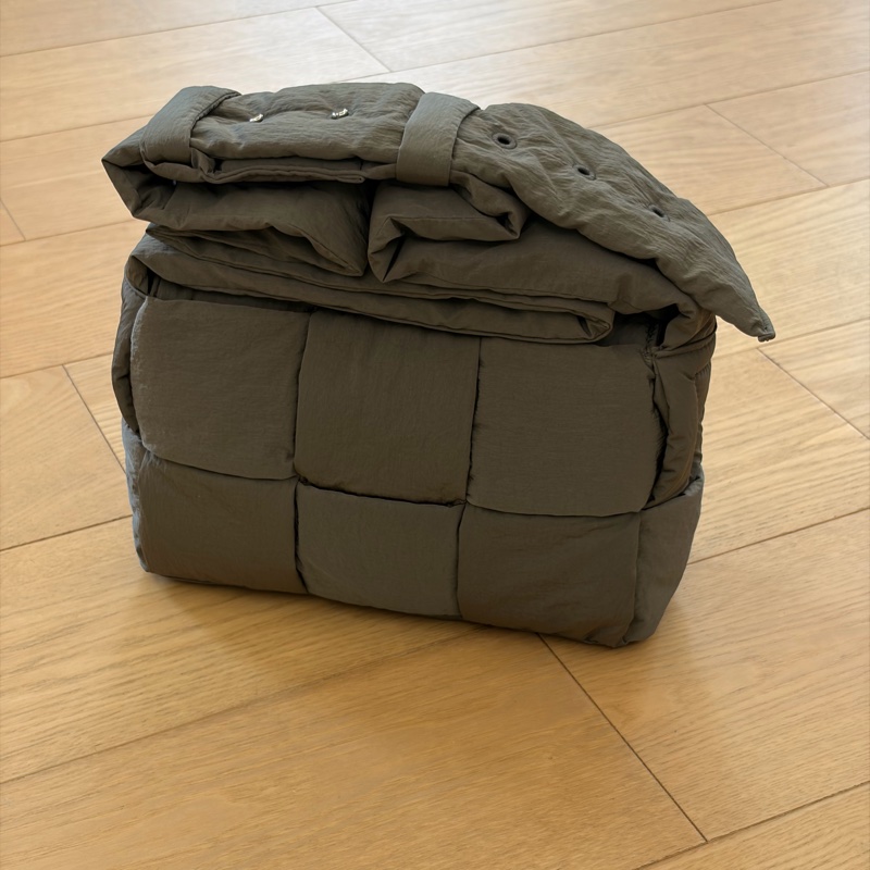 Bottega Veneta Padded Tech Cassette Small 灰色肩背包-6