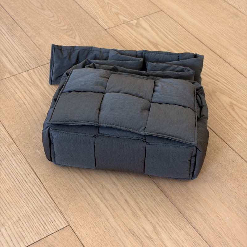 Bottega Veneta Padded Tech Cassette Small 灰色肩背包-7