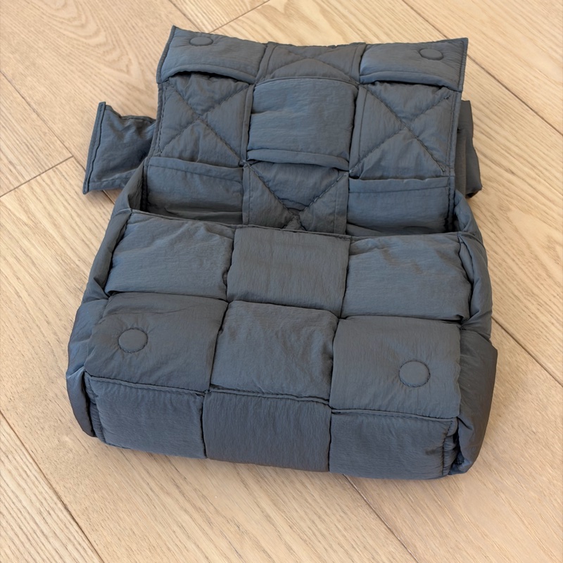 Bottega Veneta Padded Tech Cassette Small 灰色肩背包-8