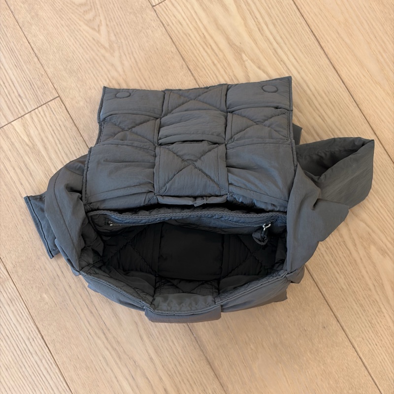Bottega Veneta Padded Tech Cassette Small 灰色肩背包-9