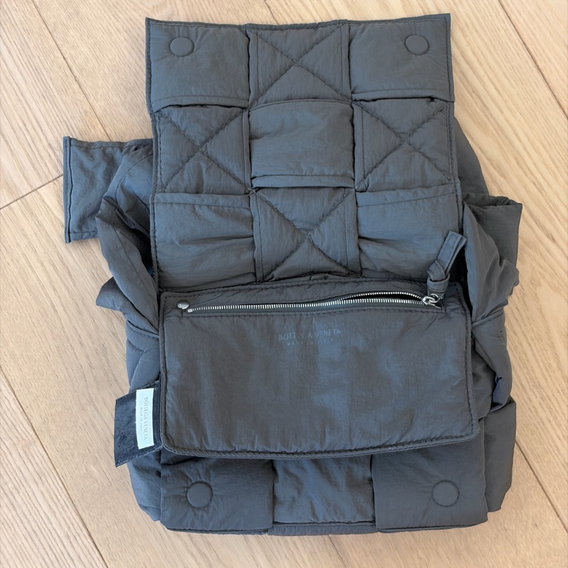 Bottega Veneta Padded Tech Cassette Small 灰色肩背包-10