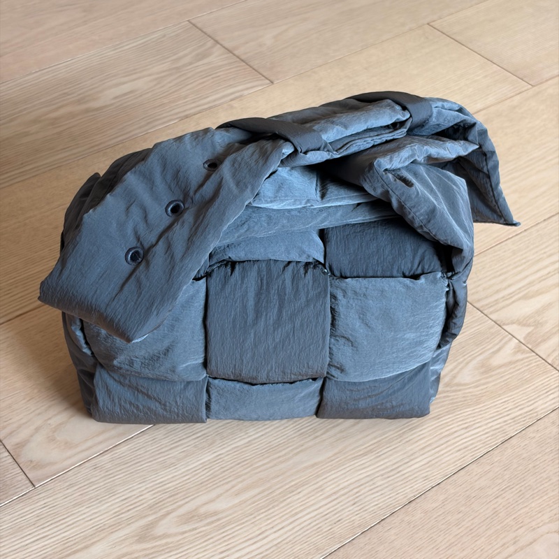 Bottega Veneta Padded Tech Cassette Small 灰色肩背包-11