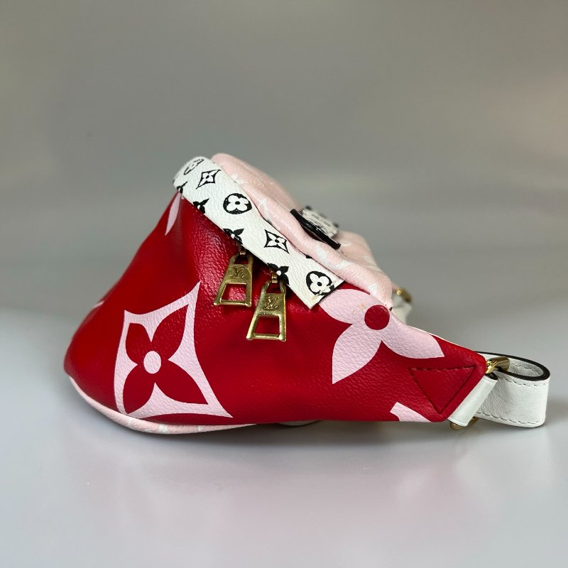 LV M44575 粉拚紅大LOGO胸包-2