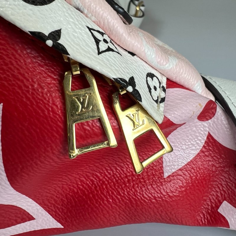 LV M44575 粉拚紅大LOGO胸包-8