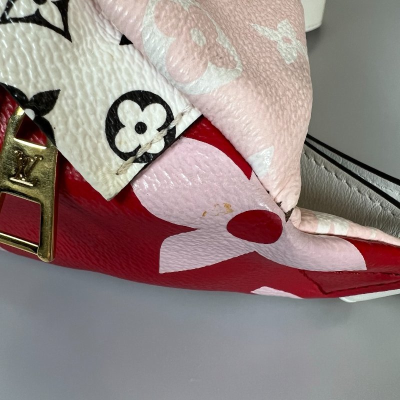 LV M44575 粉拚紅大LOGO胸包-9
