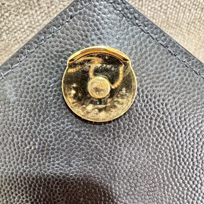 YSL 經典款黑荔枝皮金扣中號信封包-10
