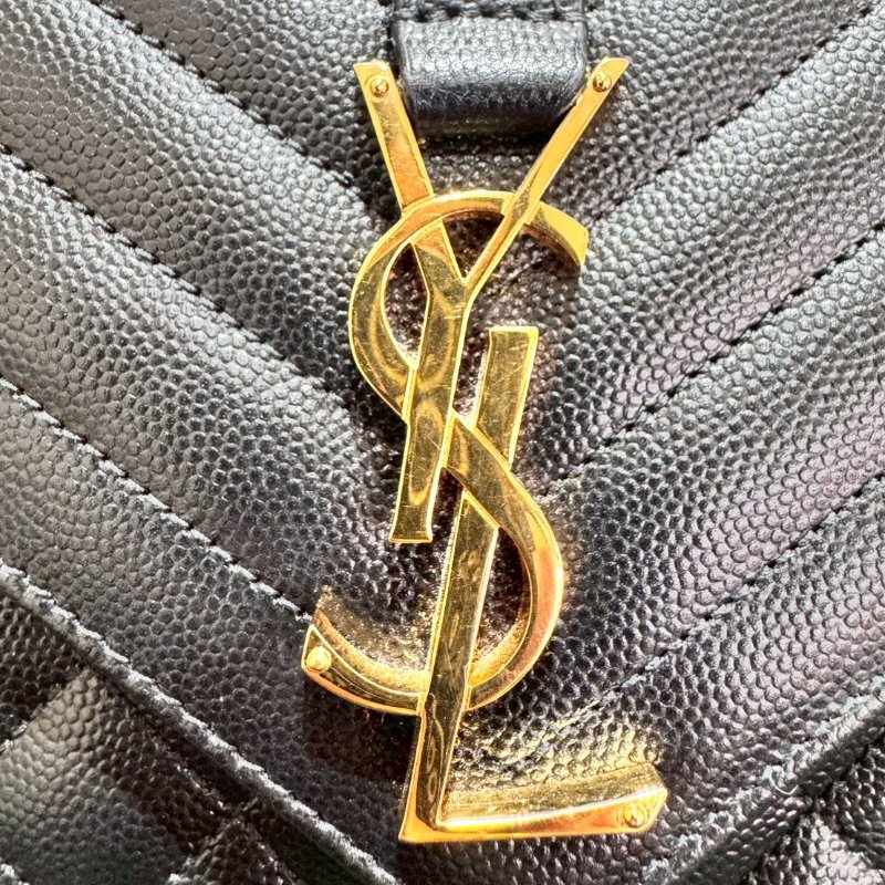 YSL 經典款黑荔枝皮金扣中號信封包-16