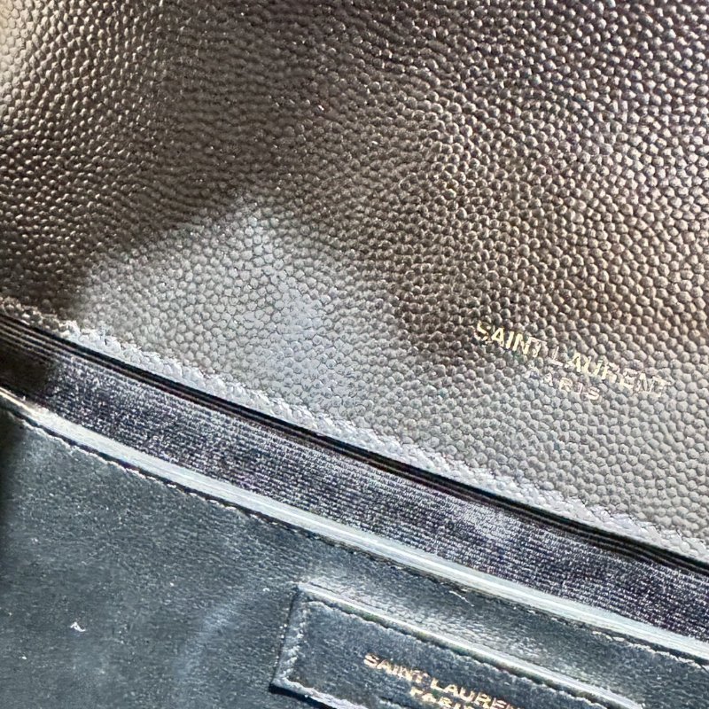 YSL 經典款黑荔枝皮金扣中號信封包-25