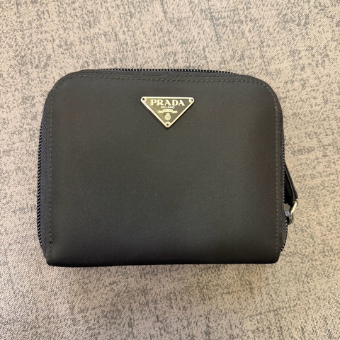Prada 三角鐵牌黑色尼龍中夾