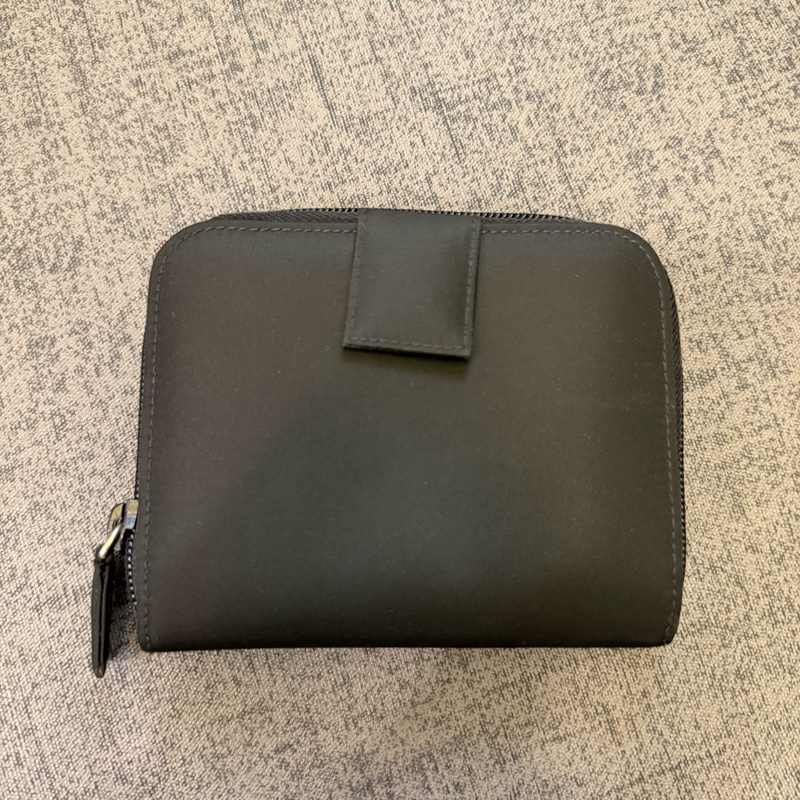 Prada 三角鐵牌黑色尼龍中夾-1