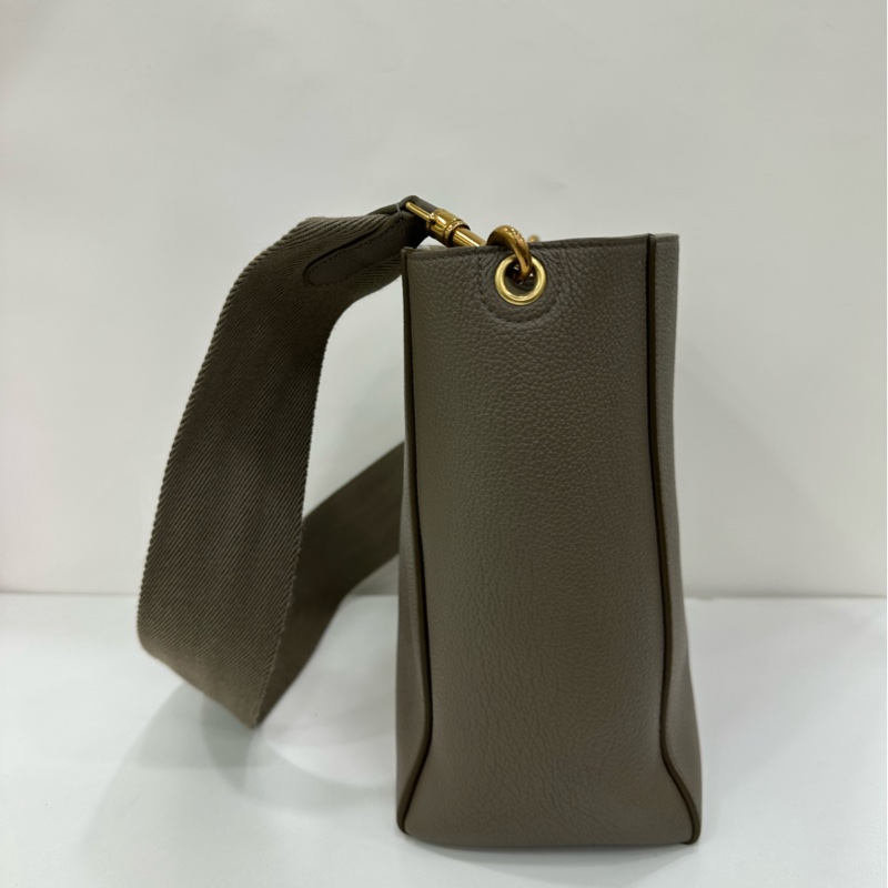 CELINE賽琳Sangle水桶包,大象灰牛皮,經典款,尺寸18*24*12cm,肩帶寬,容量大,單肩斜挎都可以-3