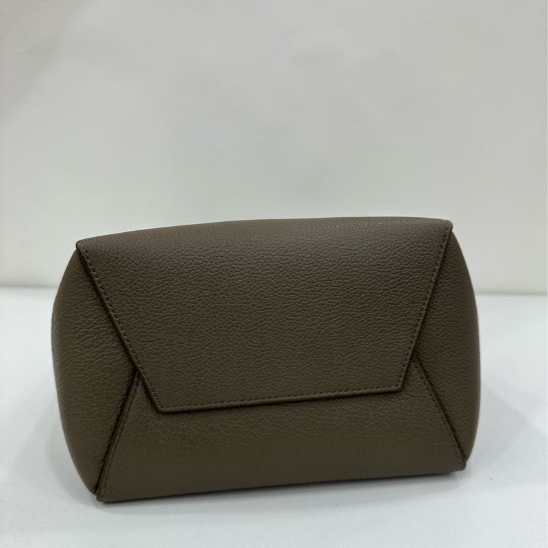 CELINE賽琳Sangle水桶包,大象灰牛皮,經典款,尺寸18*24*12cm,肩帶寬,容量大,單肩斜挎都可以-6