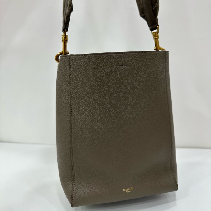CELINE賽琳Sangle水桶包,大象灰牛皮,經典款,尺寸18*24*12cm,肩帶寬,容量大,單肩斜挎都可以-9