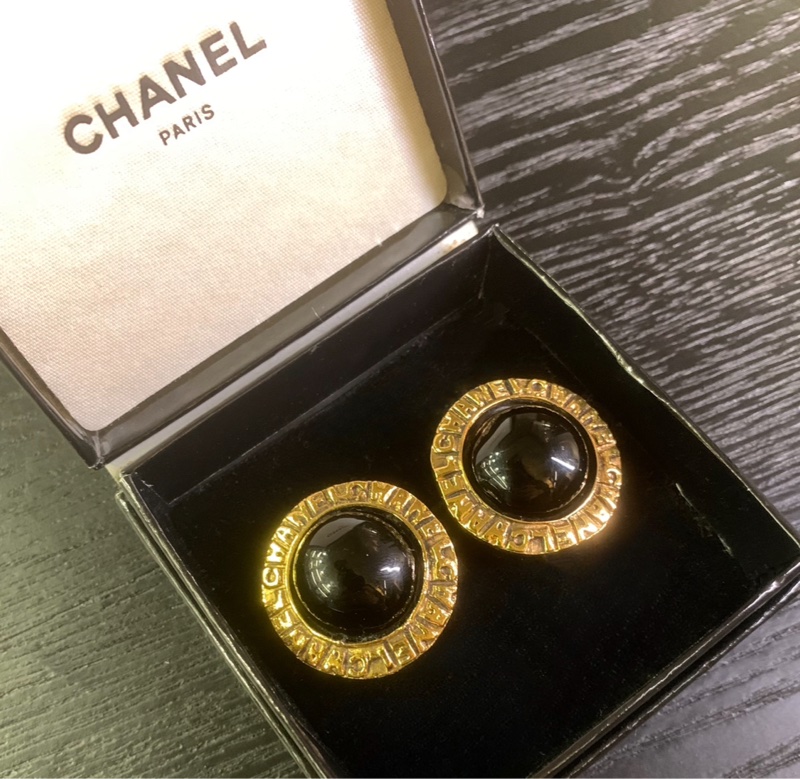 Chanel Vintage Black Gold Gripoix Ear Clips 香奈兒黑金琉璃耳夾-0