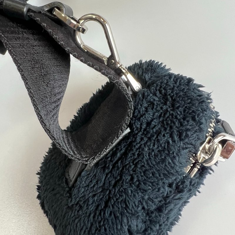 PRADA 深藍二合一絨毛包-12
