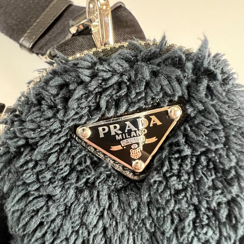 PRADA 深藍二合一絨毛包-10