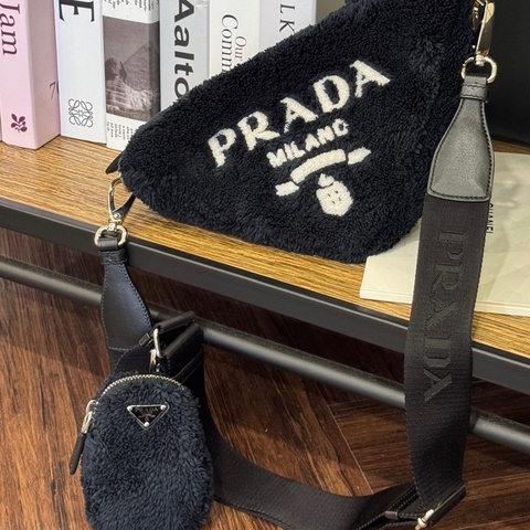PRADA  深藍二合一絨毛包