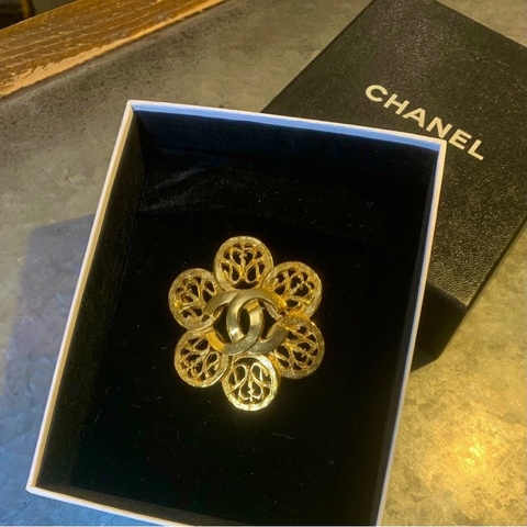 香奈兒六片鏤空花瓣CC心口針 95A Chanel Signature Interlocking CC logo Cutout Floral Detail Brooch