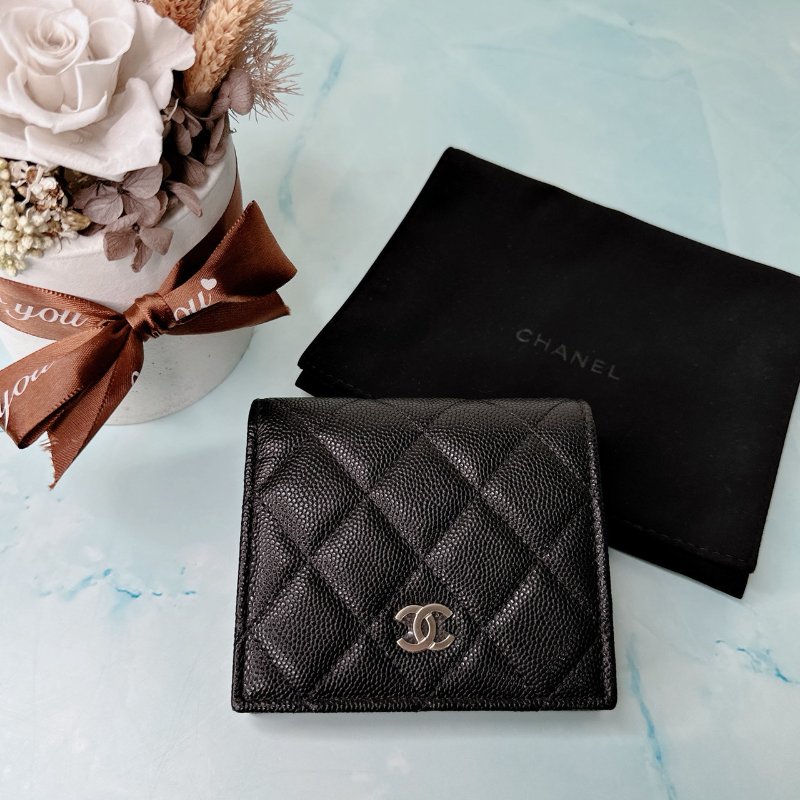 CHANEL 全新荔枝牛扣式短夾-0