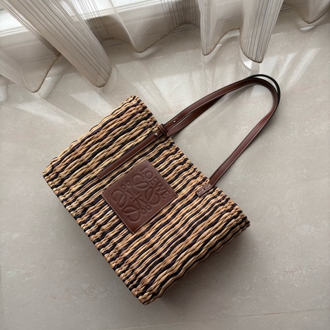 LOEWE條紋草編托特包