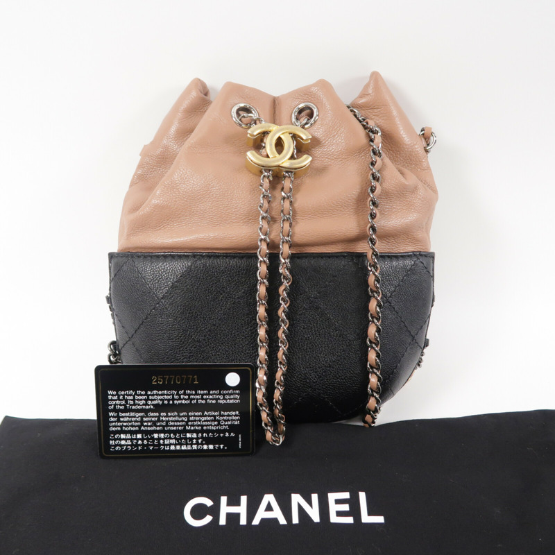 CHANEL 牛皮皮革Small Gabrielle Bcuket Bag鏈帶肩背袋-10