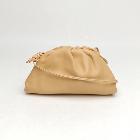 BOTTEGA VENETA Pouch雲朵包Mini22奶茶色牛皮肩背包
