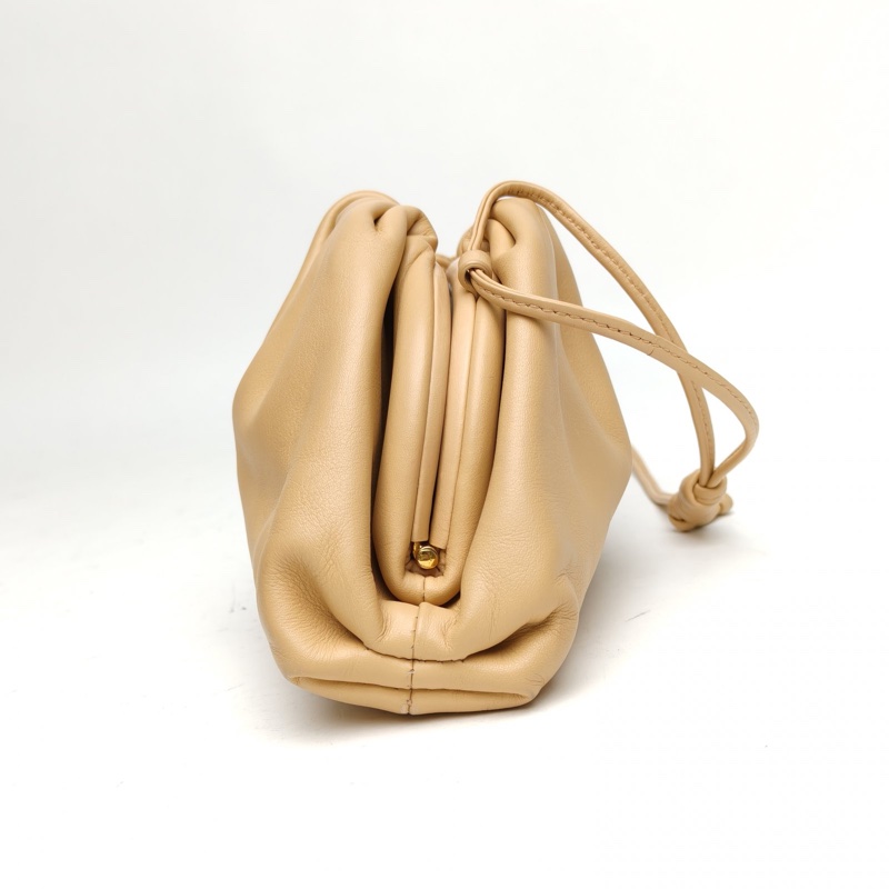 BOTTEGA VENETA Pouch雲朵包Mini22奶茶色牛皮肩背包-1