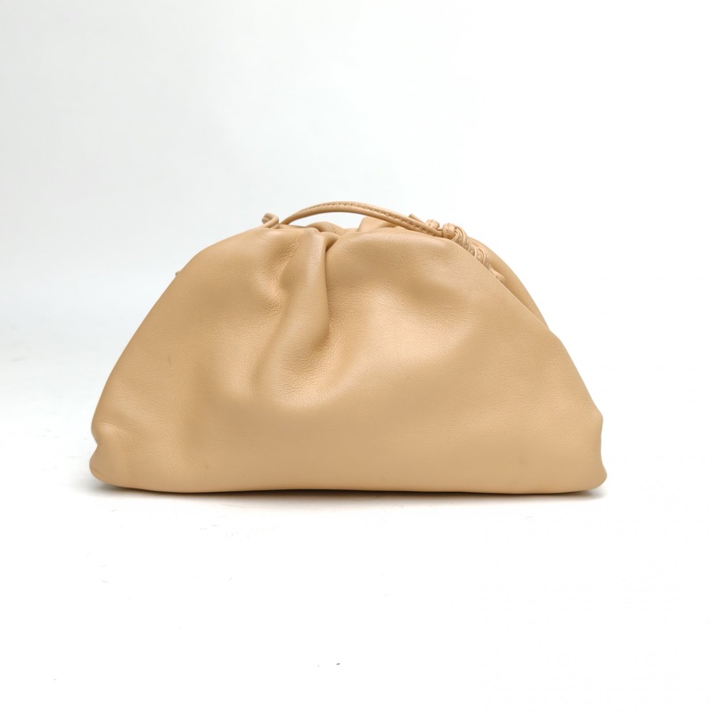 BOTTEGA VENETA Pouch雲朵包Mini22奶茶色牛皮肩背包-2