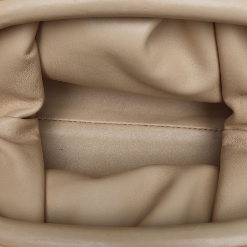 BOTTEGA VENETA Pouch雲朵包Mini22奶茶色牛皮肩背包-4