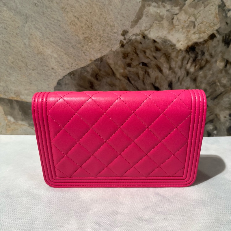 Chanel螢光粉淡金釦 Boy WOC-2