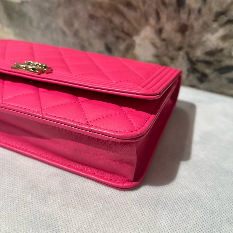 Chanel螢光粉淡金釦 Boy WOC-6