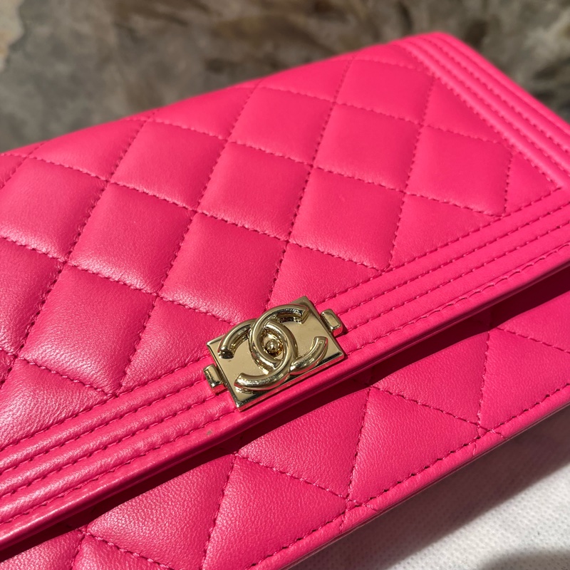 Chanel螢光粉淡金釦 Boy WOC-7