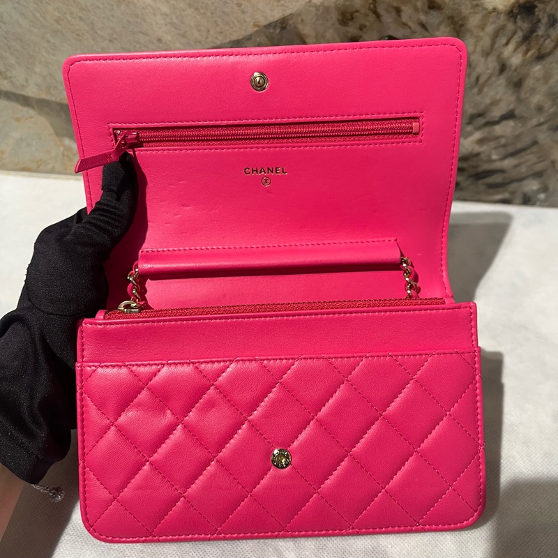 Chanel螢光粉淡金釦 Boy WOC-8