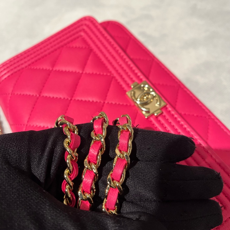 Chanel螢光粉淡金釦 Boy WOC-10