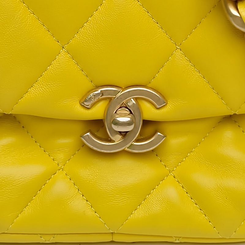 CHANEL 22S粗漆面鏈條方胖子黃色羊皮晶片金扣肩背包-4