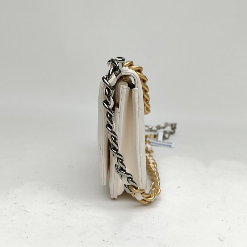 CHANEL 19BAG吸扣WOC19白色羊皮晶片金銀扣肩背包-1