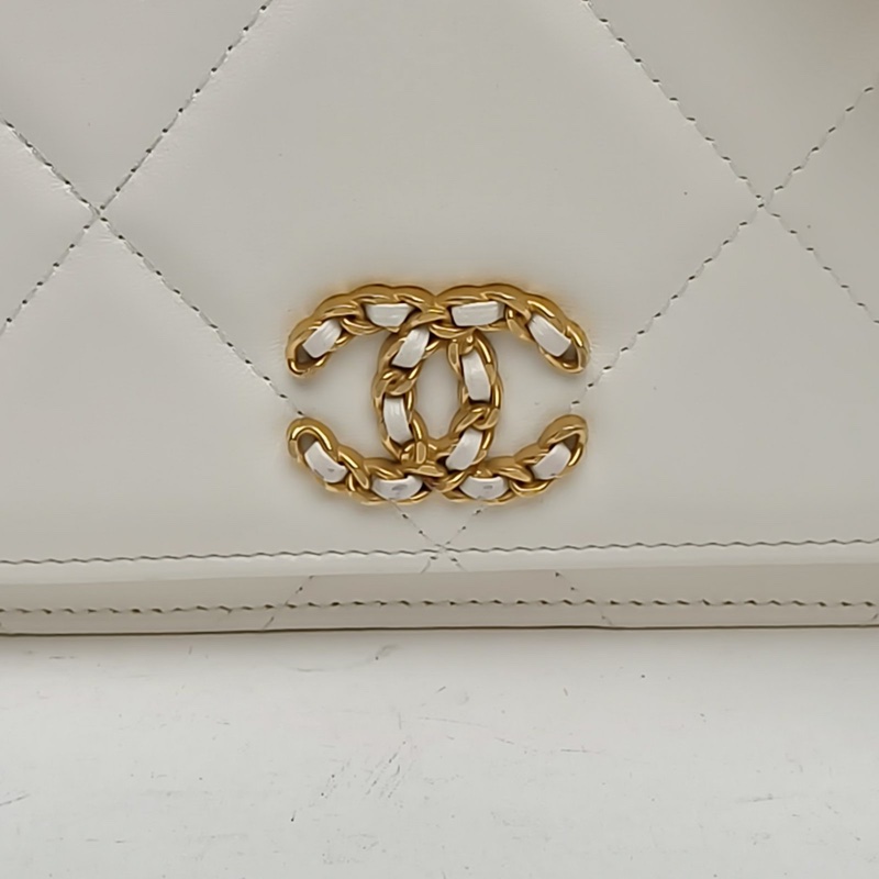 CHANEL 19BAG吸扣WOC19白色羊皮晶片金銀扣肩背包-4