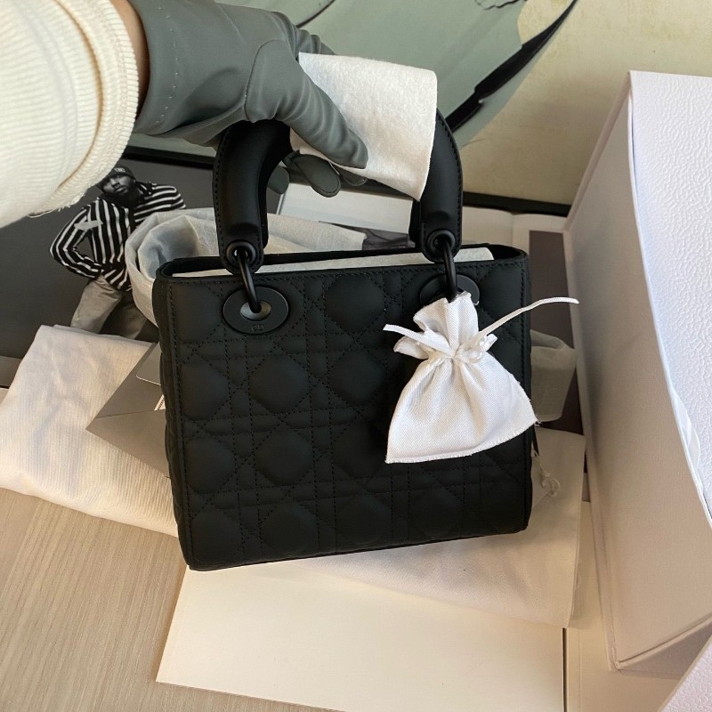 Dior lady Dior so black
黑色 磨砂皮 四格戴妃包-2