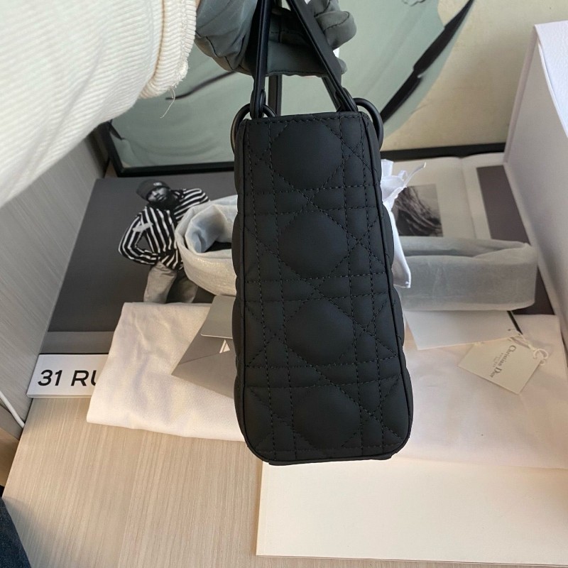 Dior lady Dior so black
黑色 磨砂皮 四格戴妃包-4