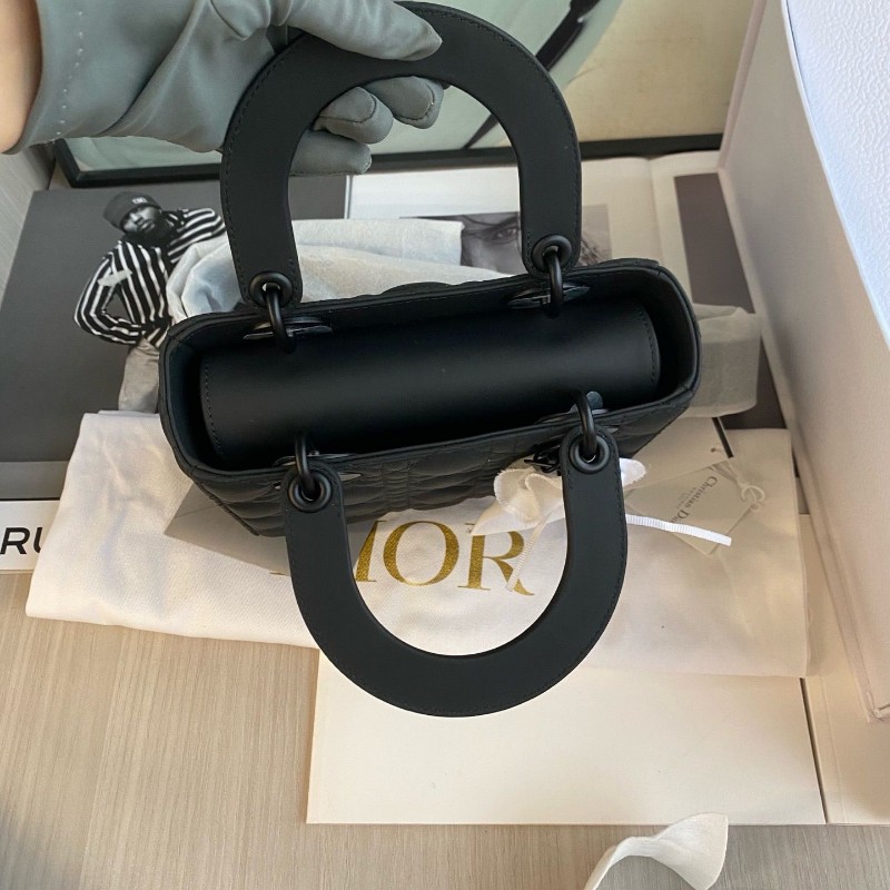 Dior lady Dior so black
黑色 磨砂皮 四格戴妃包-5