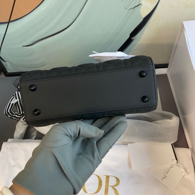 Dior lady Dior so black
黑色 磨砂皮 四格戴妃包-6