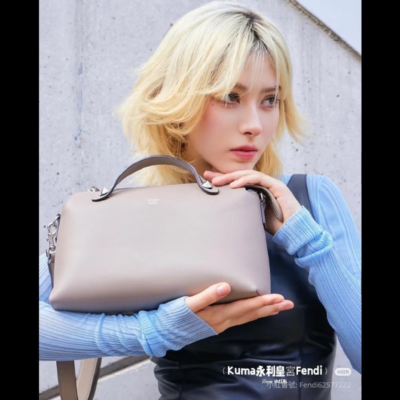 Fendi By The Way
中號手袋,棕色小牛皮-0