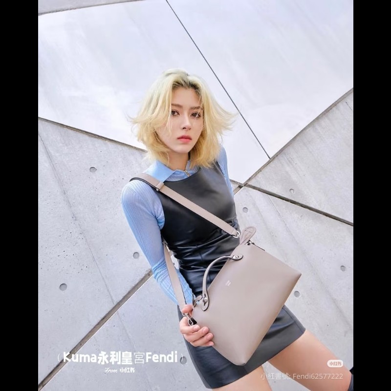 Fendi By The Way
中號手袋,棕色小牛皮-1
