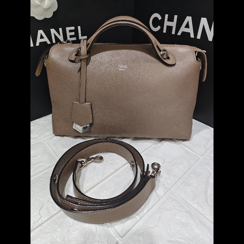 Fendi By The Way
中號手袋,棕色小牛皮-4