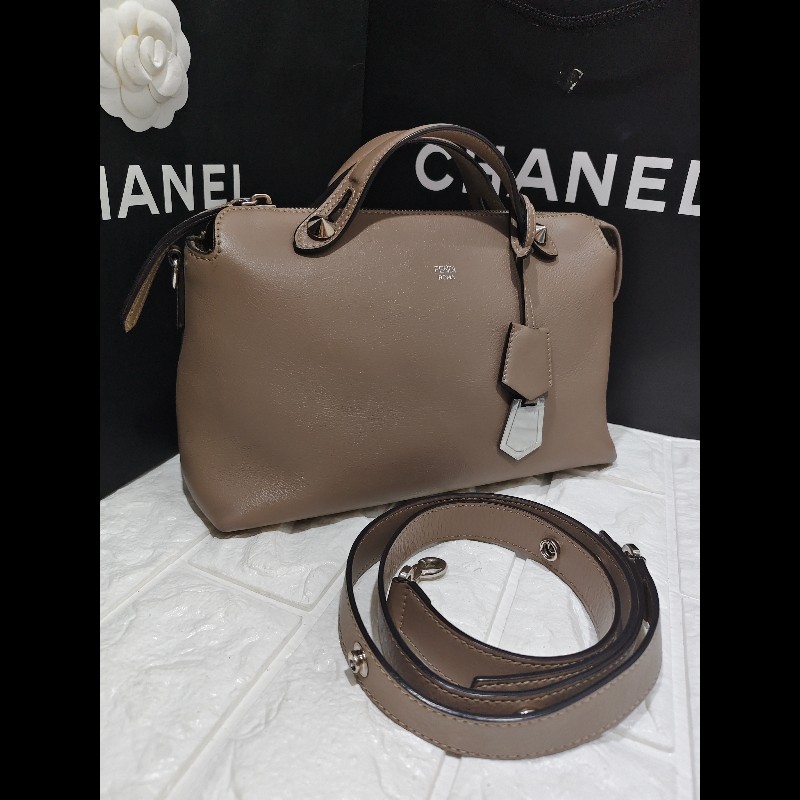 Fendi By The Way
中號手袋,棕色小牛皮-5