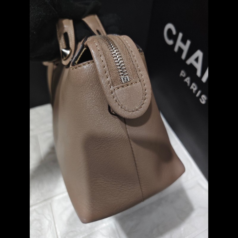 Fendi By The Way
中號手袋,棕色小牛皮-10