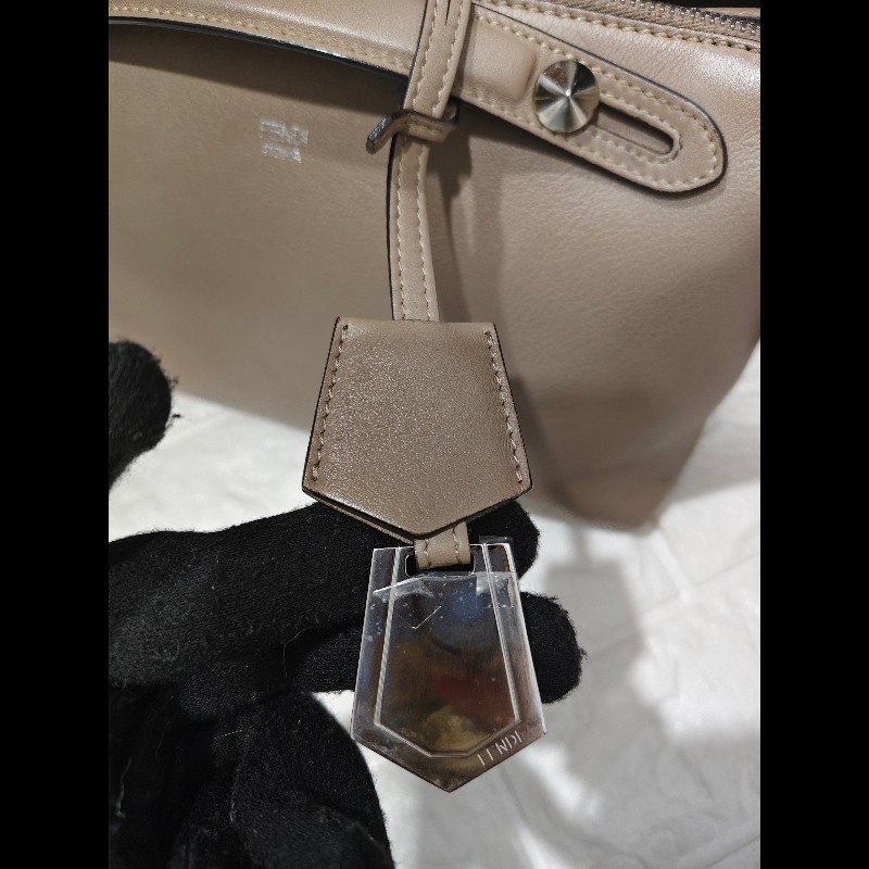 Fendi By The Way
中號手袋,棕色小牛皮-21