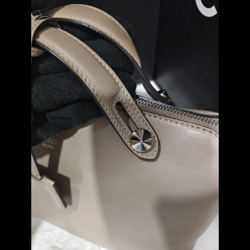 Fendi By The Way
中號手袋,棕色小牛皮-22