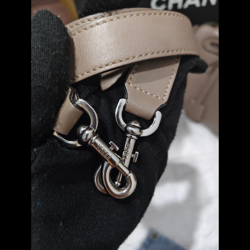 Fendi By The Way
中號手袋,棕色小牛皮-24